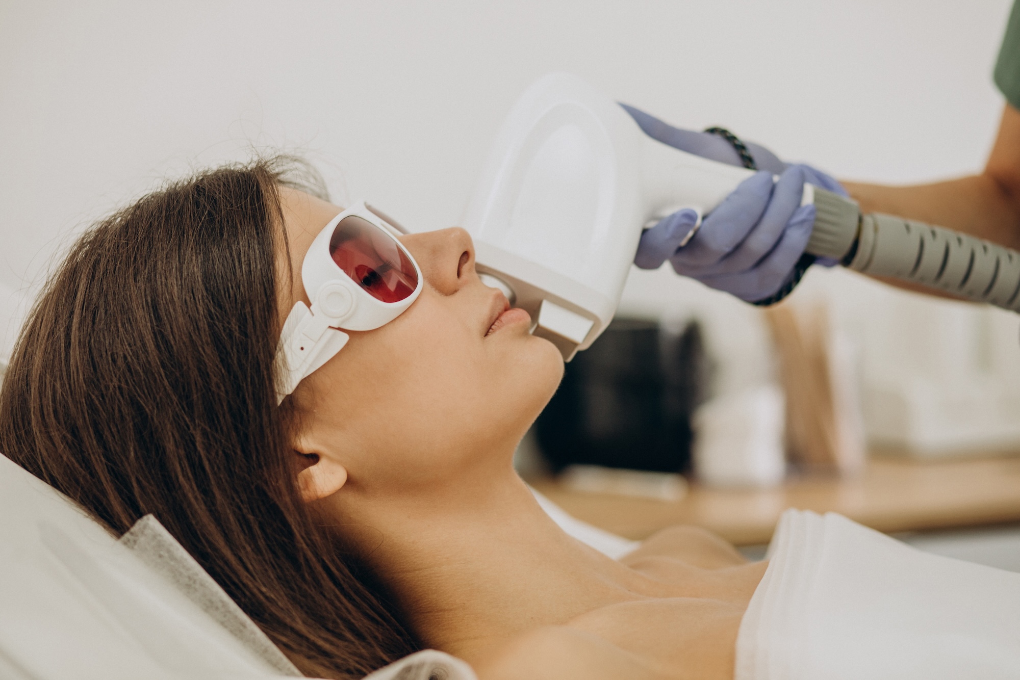 Paciente durante una evaluación de piel para tratamiento Lumecca IPL en Miami